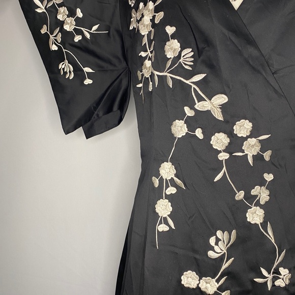 Forever 21 Women’s Embroidered Wrap Kimono Mini Dress Size Medium - Picture 5 of 12